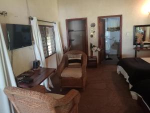 TV a/nebo společenská místnost v ubytování Chalet along Zambezi River with Swimming Pool & WiFi & Safari & Boat Cruise + 10 fotografií
