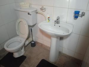 Koupelna v ubytování Chalet along Zambezi River with Swimming Pool & WiFi & Safari & Boat Cruise