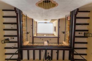 Vistas a una habitación con ventana y escaleras en La Casa del Maestro Boutique, en Sevilla 45 fotos más
