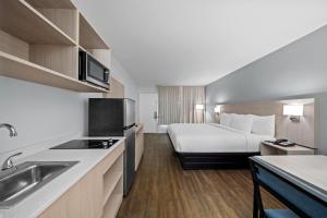 Postel nebo postele na pokoji v ubytování Suburban Studios Daytona Beach - Speedway