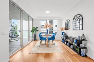 Η κουζίνα ή μικρή κουζίνα στο Elegant 1BR w Pool Gym City Views n Parking