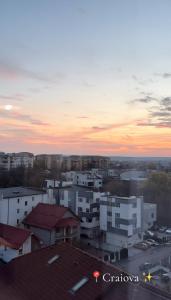 vista sulla città al tramonto di ApartStudio28 Craiova a Craiova