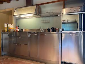 een grote keuken met roestvrijstalen apparatuur bij Villa Avesa in Verona