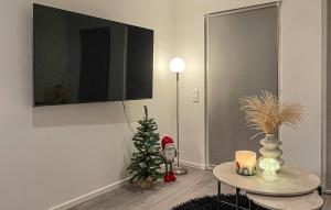 Et tv og/eller underholdning på Stunning Home In Varberg With Wifi