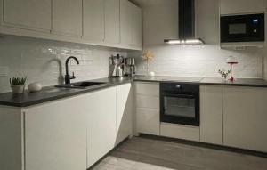 Køkken eller tekøkken på Stunning Home In Varberg With Wifi