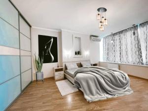 En eller flere senge i et værelse på Мост сити АПП 75 ЛЮКС