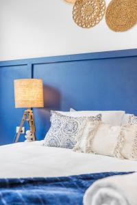 Ένα ή περισσότερα κρεβάτια σε δωμάτιο στο Elegant 1BR w Pool Gym City Views n Parking +21 φωτογραφίες