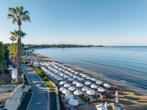 een uitzicht over een strand met parasols en de oceaan bij Side Star Park Hotel - All Inclusive in Side