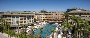 een luchtfoto van een hotel met zwembad en palmbomen bij Side Star Park Hotel - All Inclusive in Side