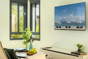 TV a/nebo společenská místnost v ubytování Tranquil Galilee Countryside Retreat + 66 fotografií