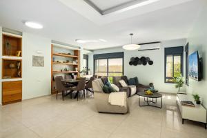 TV a/nebo společenská místnost v ubytování Tranquil Galilee Countryside Retreat