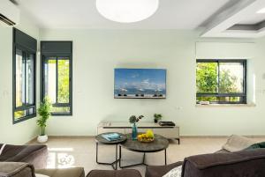 TV a/nebo společenská místnost v ubytování Tranquil Galilee Countryside Retreat