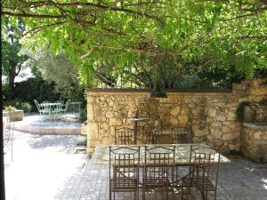 een tafel en stoelen voor een stenen muur bij Villa Avesa in Verona +37 foto's