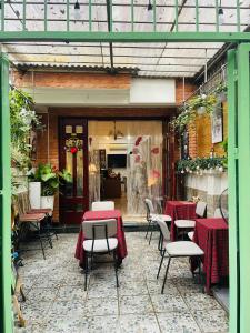 eine Terrasse mit Tischen und Stühlen in einem Gebäude in der Unterkunft L'e'tage House in Hanoi + 27 Fotos