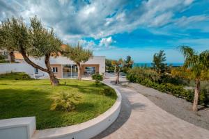 ein Haus mit einem Garten und einem Gehweg in der Unterkunft Villa Teresa in Cefalú