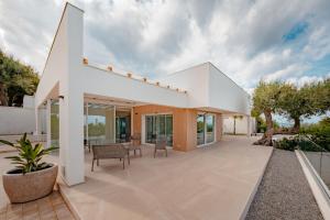 eine offene Terrasse mit einem weißen Haus in der Unterkunft Villa Teresa in Cefalú
