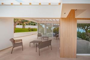 ein Wohnzimmer mit Tisch und Stühlen in der Unterkunft Villa Teresa in Cefalú