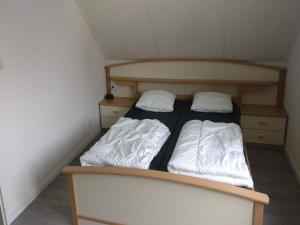 En eller flere senge i et værelse på Lovely bungalow with garden + 256 billeder