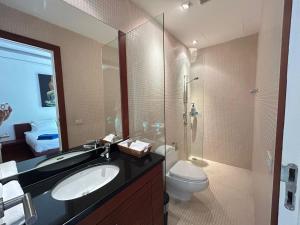 Et badeværelse på Luxury Pool Villa Bangtao Phuket close to beach + 26 billeder