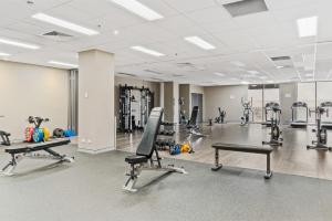 Γυμναστήριο ή/και όργανα γυμναστικής στο Elegant 1BR w Pool Gym City Views n Parking