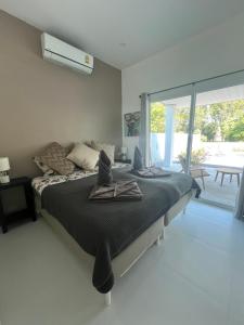 En eller flere senge i et værelse på Kongsai Private poolvilla in Klong Khong + 23 billeder