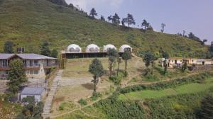 Luftaufnahme eines Hauses auf einem Hügel in der Unterkunft D'Resort in Masuri