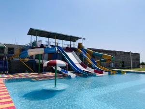 een zwembad met een glijbaan bij Mahi Baagh Resort in Pāli