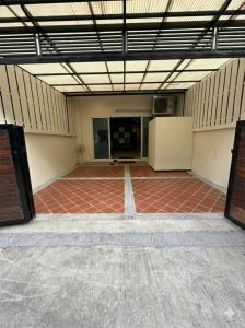 Mặt tiền/cổng chính của Chotam House