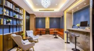 北京市にあるYitel Collection Beijing Capital Airport New International Exhibitionのロビー(椅子とデスク付きの待合室あり)