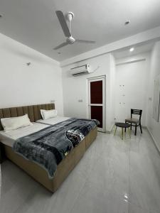 En eller flere senge i et værelse på Shri radha kripalu dham