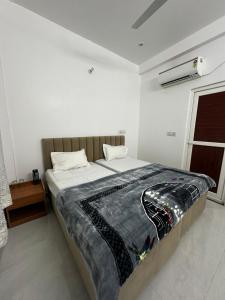 En eller flere senge i et værelse på Shri radha kripalu dham