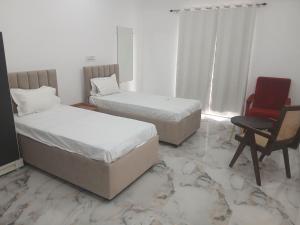 En eller flere senge i et værelse på Shri radha kripalu dham