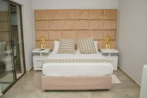 una camera da letto con un letto grande e due comodini di Dzire Guesthouse a Thohoyandou