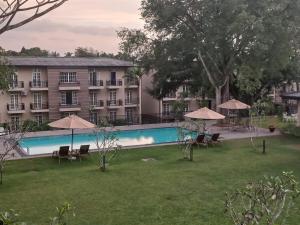 Hồ bơi trong/gần COZY Two BEDROOM APARTMENT- YAKKALA