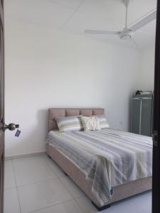 Giường trong phòng chung tại COZY Two BEDROOM APARTMENT- YAKKALA
