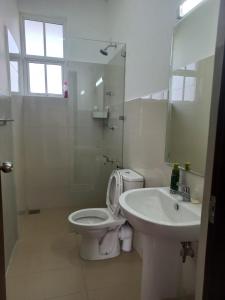 Phòng tắm tại COZY Two BEDROOM APARTMENT- YAKKALA