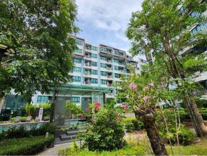 ein großes Apartmenthaus mit einem Garten davor in der Unterkunft cen807 in Phuket