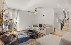 Et opholdsområde på Gorgeous Home In Opric With Sauna