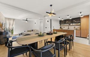 Køkken eller tekøkken på Gorgeous Home In Opric With Sauna