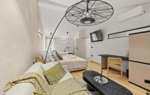 En eller flere senge i et værelse på Gorgeous Home In Opric With Sauna