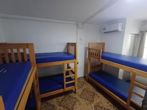 2 Etagenbetten in einem Zimmer mit blauer Bettwäsche in der Unterkunft Space Tour in Cabo Frio + 11 Fotos