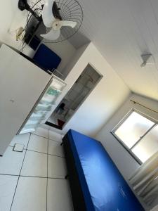 ein leerer Raum mit einem Deckenventilator und einem Fenster in der Unterkunft Space Tour in Cabo Frio