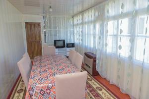 TV a/nebo společenská místnost v ubytování Ilham Mustafa Houses