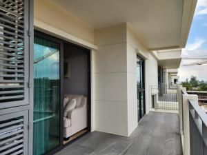 een balkon van een huis met glazen deuren bij WEG Title Legendary in Bang Tao Beach