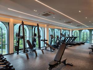 een fitnessruimte met een rij loopbanden en crosstrainers bij WEG Title Legendary in Bang Tao Beach