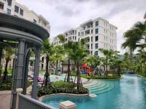 uitzicht op een waterpark in een resort bij WEG Title Legendary in Bang Tao Beach