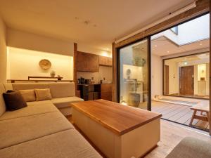 Kuchyň nebo kuchyňský kout v ubytování OKADOYA Osaka Kishinosato-tamade Sky Window SPA