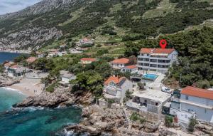 een luchtzicht op een stad op een heuvel met de oceaan bij Beautiful Apartment In Dingac With Wifi in Gornji Dingač