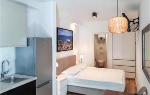 een kleine slaapkamer met een bed en een wastafel bij Beautiful Apartment In Dingac With Wifi in Gornji Dingač