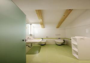 Col di VillaResidence Alpenrose的配有两个马桶和一个水槽的浴室 更多15张照片